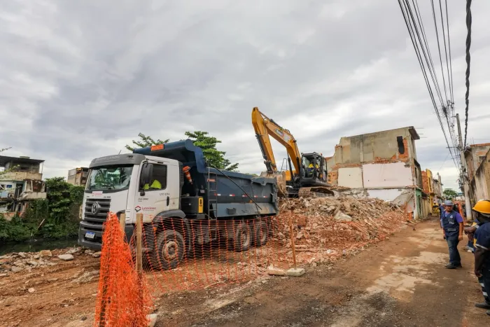 Primeira fase da obra vai reforçar a margem do rio e melhorar o escoamento da água - Marco Antonio Lima / Prefeitura do Rio