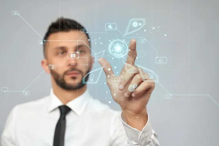 Skill-Hub aplica IA à prospecção e desafia Meta Ads