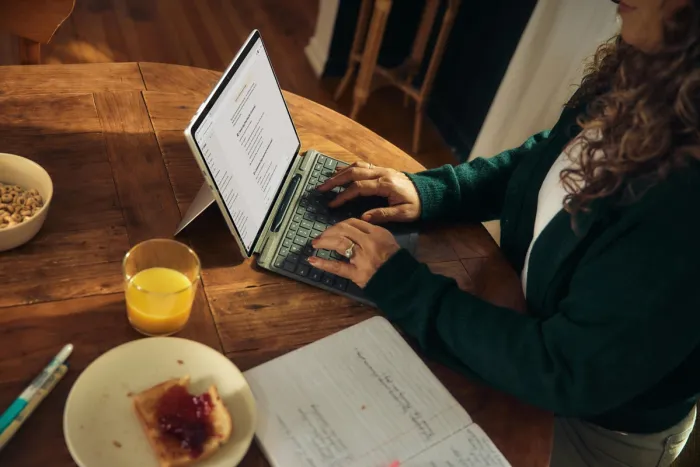 Pearson e AWS: IA reforça valor do ensino superior para 74%