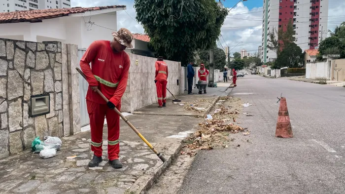 Emlur dá seguimento a serviços de capinação e roçagem pela Capital, nesta terça-feira