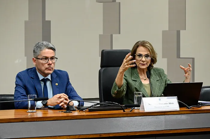 Alessandro Vieira e Damares Alves durante reunião da Comissão de Direitos Humanos do Senado (CDH) - Foto: Carlos Moura/Agência Senado