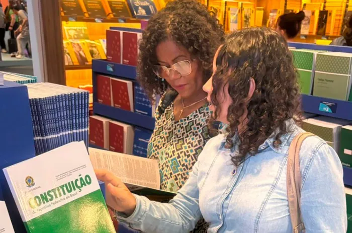 Entre os livros mais procurados estavam a Constituição Federal, com as 2,4 mil unidades disponíveis esgotadas - Foto: Senado Federal