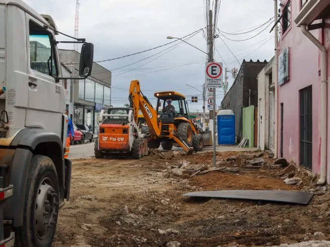 Obras na Rua Antônio Goulart Marmo avançam em etapas diante das condições de chuva no município