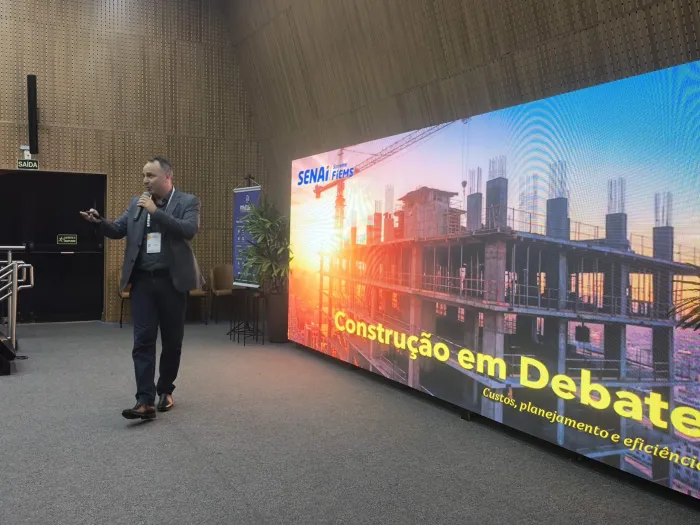 Mesa redonda debate custos, planejamento e desafios da construção civil