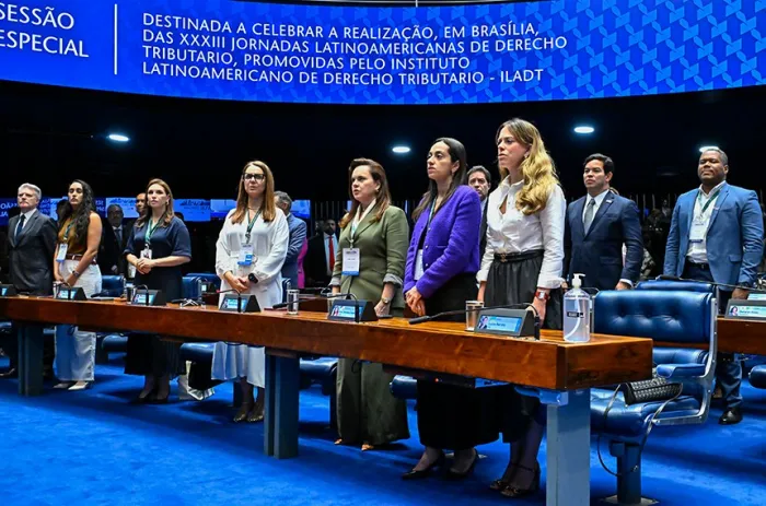 Participantes da sessão ouvem a execução do Hino Nacional - Foto: Waldemir Barreto/Agência Senado
