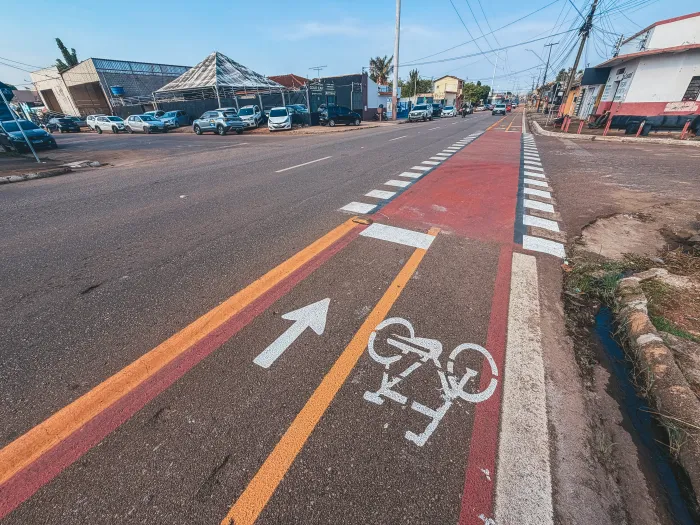 Ciclofaixa amplia a mobilidade urbana com espaço para bicicletas, orientando ciclistas a respeitar o sentido de circulação