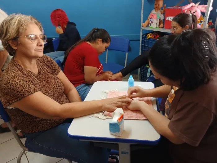 Curso de manicure e pedicure leva capacitação para mulheres da Vila Popular 