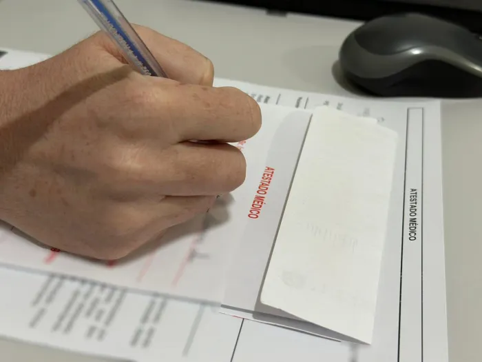 Atestado deve refletir a condição avaliada pelo médico. Documentos falsos ou irregulares podem gerar responsabilização ética e criminal