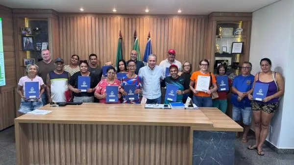 Prefeitura avança na regularização de imóveis e entrega 23 autorizações para escritura