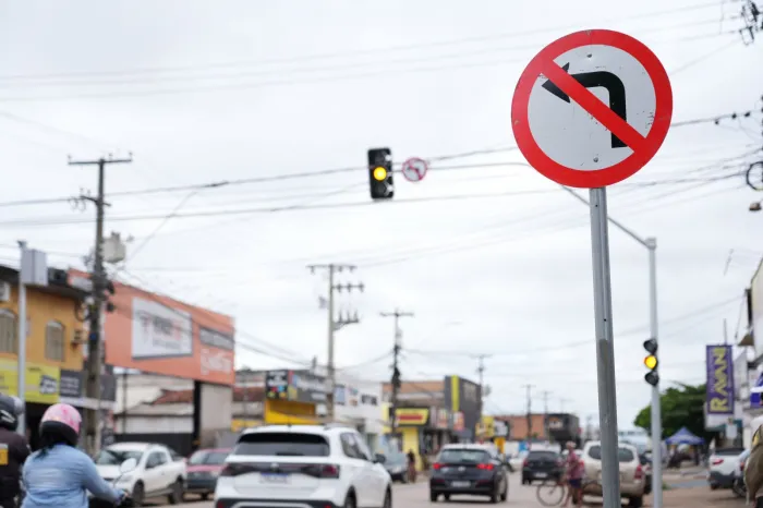 O morador pode informar problemas nas vias públicas, como falhas em semáforos, placas danificadas ou ausentes e desgaste da sinalização