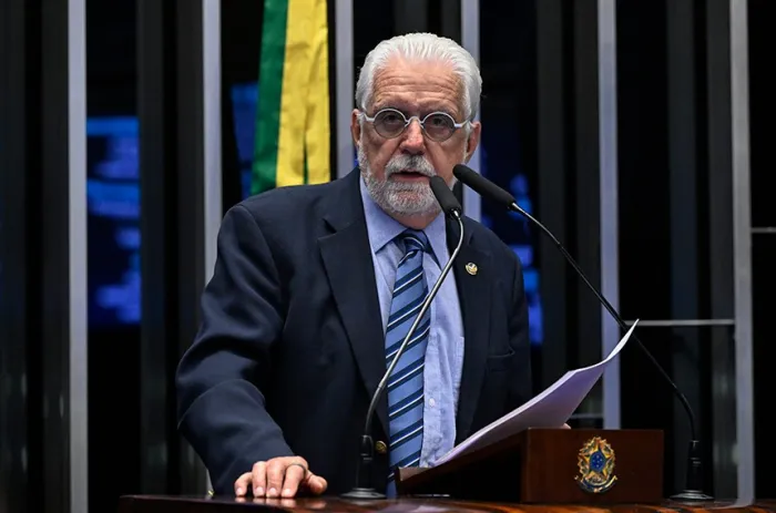 Jaques Wagner faz a leitura do parecer, na sessão que aprovou o projeto - Foto: Carlos Moura/Agência Senado