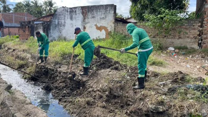 Equipes da Emlur realizam limpeza de canal em Mandacaru e outros serviços por João Pessoa
