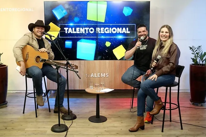 Thales Belchior e os jornalistas Everton Falcão e Janaína Garcia durante gravação do programa no estúdio da TV ALEMS