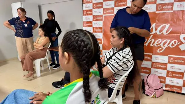Curso gratuito de tranças reúne cerca de 20 mulheres na Casa Aconchego