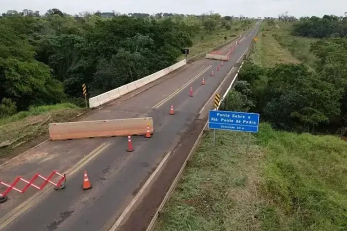veículos pesados estão impedidos de trafegar na rodovia, enquanto carros e motocicletas seguem pelo sistema de “Pare e Siga”