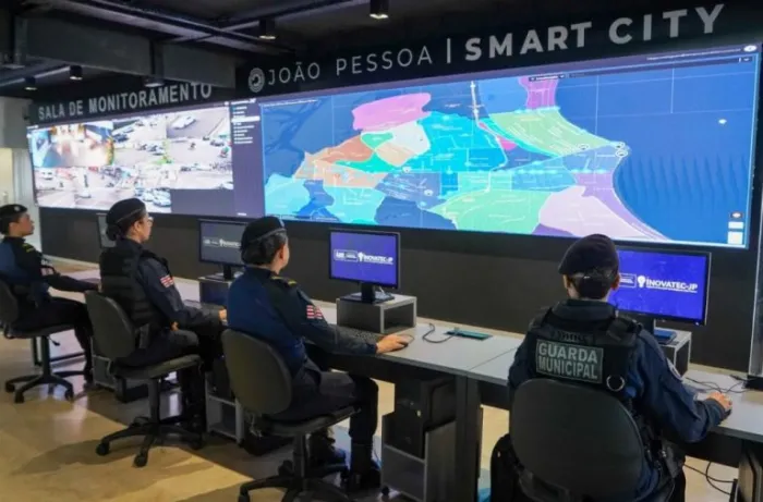 Guarda Civil detém mulher suspeita de depredar estátua de Iemanjá; ação contou com apoio do Smart City
