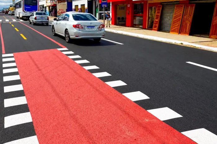 ALÉM DA PREFEITA E JACKSON, PRECISAMOS TRAZER A POPULAÇÃO PRA DENTRO DO TEXTO: Mais de 100 km de asfalto que mudaram a paisagem e a qualidade de vida da população e Vitória da Conquista desde 2021