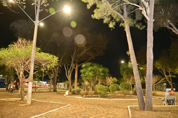 Prefeitura reforça iluminação na Praça Gerson Sales com instalação de mais postes