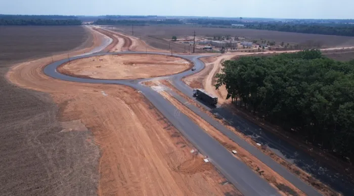 Obra da André Maggi já conta com 1,6 km pavimentado e avança na preparação da nova estrutura de mobilidade até a BR-163
