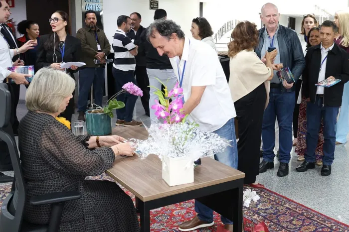 Escritora Marlene Figueira lança novo livro que reúne sentimentos e emoções