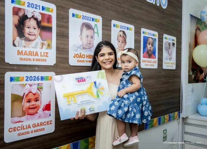 Bebê Prefeita 2026 recebe Chave da Cidade durante celebração dos 13 anos do Família Que Acolhe