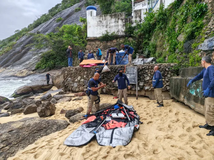 Operação na Praia Vermelha remove acampamentos irregulares e apreende material náutico e armas brancas
