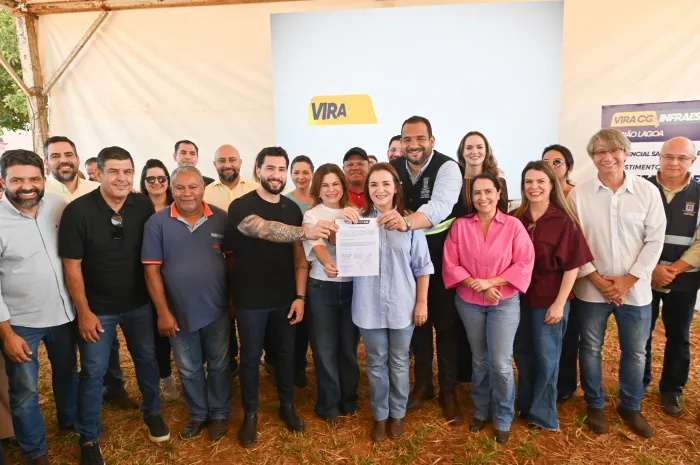 Moradores comemoram chegada de drenagem e asfalto no Santa Emília e Aquarius 