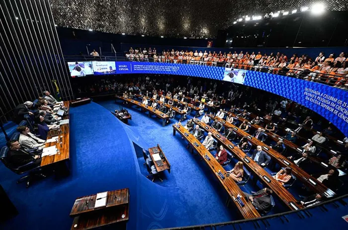 Estudantes, servidores e docentes lotaram o Plenário do Senado para acompanhar a sessão especial - Foto: Carlos Moura/Agência Senado
