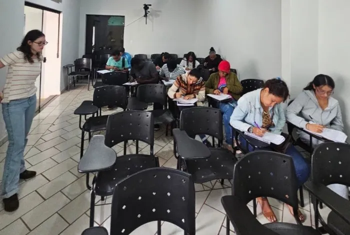 O Programa oferece atendimento gratuito a migrantes de qualquer nacionalidade ou situação migratória, entre as ações está o curso de Português como Língua de Acolhimento, com carga horária de 60 horas. Divulgação/Assecom