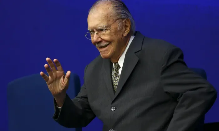 Sarney é internado no Sírio-Libanês para tratar pneumonia