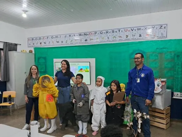 Indea leva conhecimentos sobre agropecuária a alunos da Escola Leonel Brizola