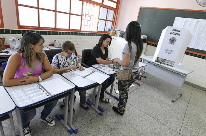 O trabalho dos mesários e mesárias contribui para a agilidade, a organização e a transparência durante o dia da votação. - Foto: Edilson Rodrigues/Agência Senado