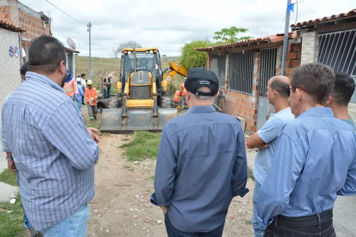 Prefeitura implanta rede de drenagem de águas pluviais em cinco ruas de Bonfim de Feira