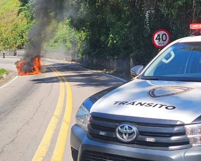 Resposta rápida libera trecho da Rio-Santos após incêndio de veículo no km 158, na Costa Sul