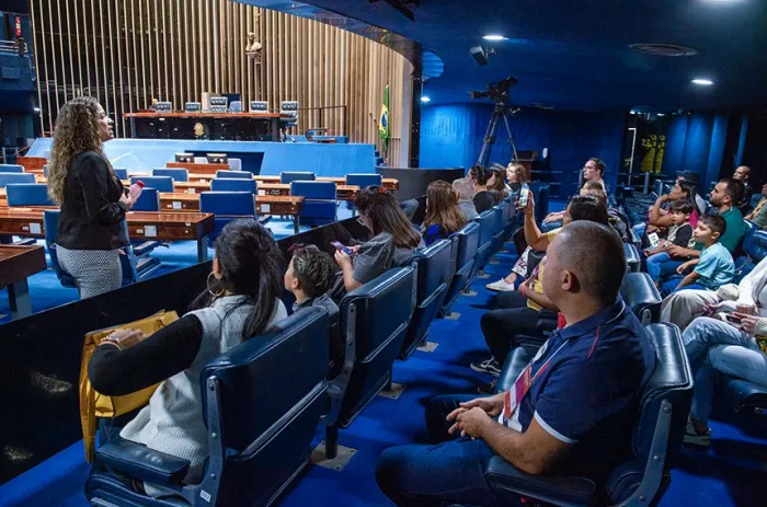 Visitantes no Plenário do Senado: passeio inclui informações sobre o funcionamento do Legislativo - Foto: Saulo Cruz/Agência Senado