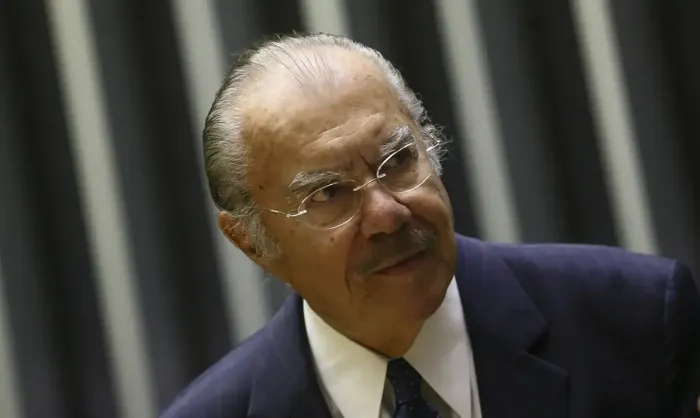 Ex-presidente José Sarney segue internado em hospital de São Paulo