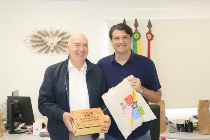 Leo Bezerra recebe visita de prefeito português e projeta parcerias nas áreas de arte e artesanato