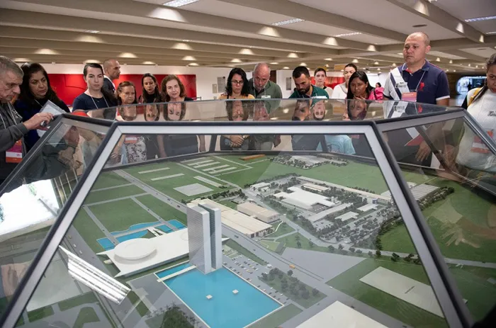 A maquete do Congresso Nacional ajuda visitantes a compreender a dimensão e a concepção do complexo projetado por Oscar Niemeyer. - Foto: Saulo Cruz/Agência Senado