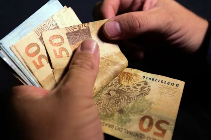 Pessoas com dívidas em atraso poderão renegociá-las por meio do Desenrola Brasil 3.0, em vigor desde sexta-feira - Foto: Marcello Casal Jr/Agência Brasil