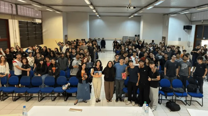 Geni Núñez reúne público em encontro sobre “Descolonizando Afetos”