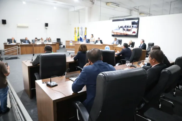 Câmara realiza duas sessões e aprova projetos em primeira e segunda votação