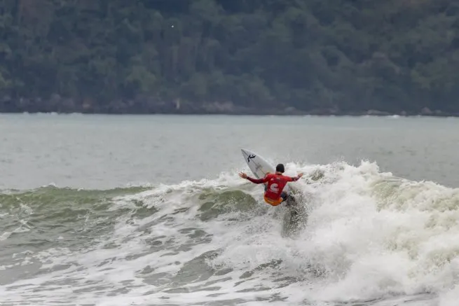 Surf, natação, canoa havaiana e jiu-jítsu movimentam o fim de semana de esporte em São Sebastião