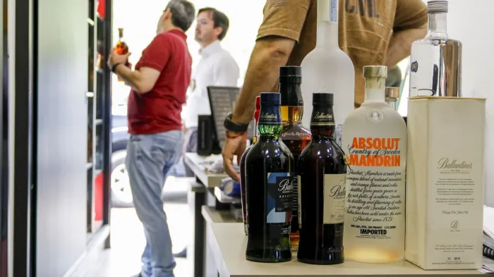 Procon promove treinamento sobre identificação de bebidas irregulares