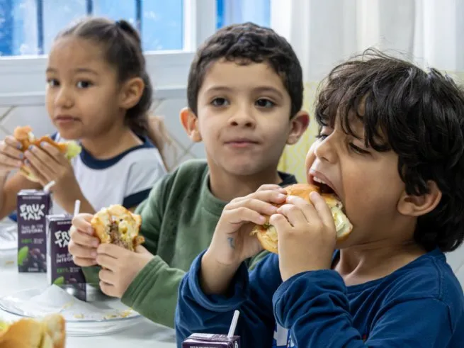 São Sebastião transforma pedido dos alunos por hambúrguer em ação especial para a Semana das Crianças