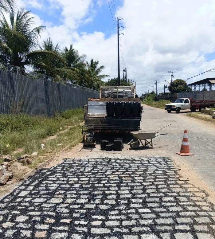 Equipes da Seinfra realizam serviços de tapa-buraco em mais de 20 bairros nesta quarta-feira