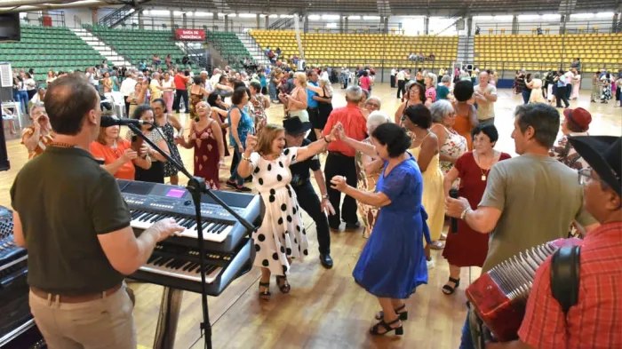 Evento reúne centenas de pessoas idosas em Rio Preto