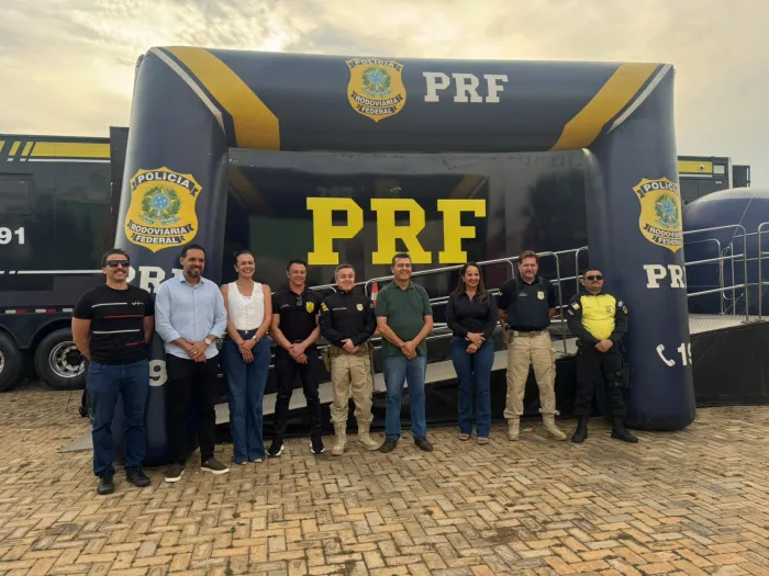 Primavera do Leste recebe carreta da PRF com projeto Cinema Rodoviário