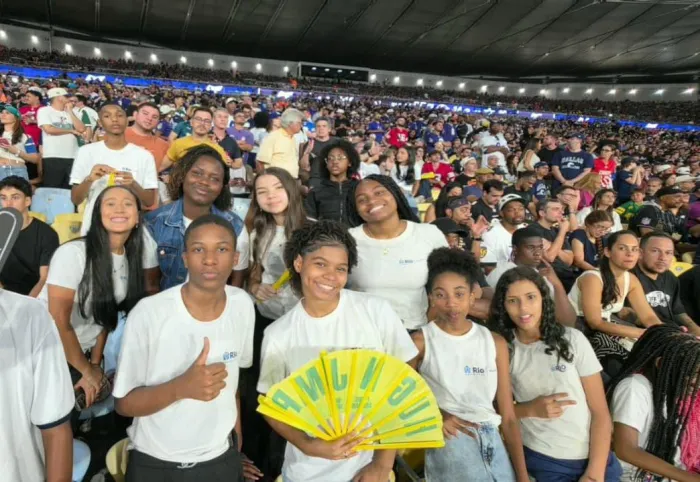 Alunos da rede municipal de ensino assistiram ao jogo da NFL, no Maracanã