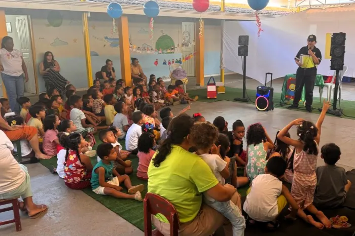 Nota 10 no trânsito: ação do Simtrans transforma alunos da Creche Frei Rogaciano em pequenos orientadores