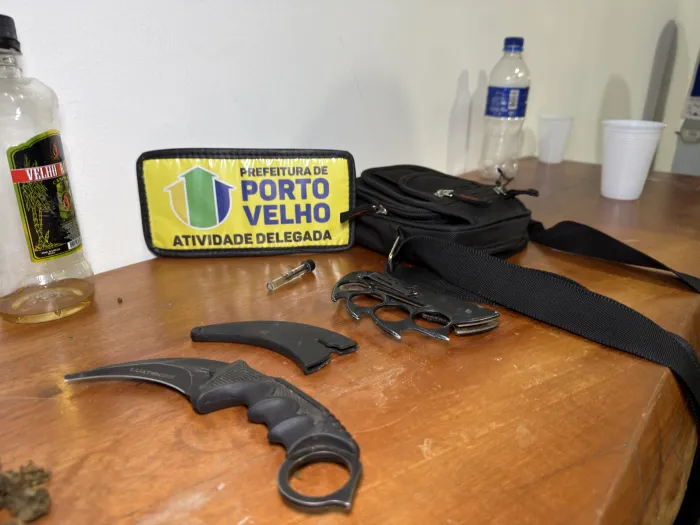 Foram encontrados um objeto perfurante, do tipo punhal, e uma porção de entorpecente